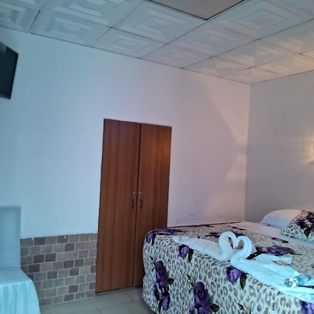 Hotel Kamelot Parque Central Quetzaltenango Exterior foto