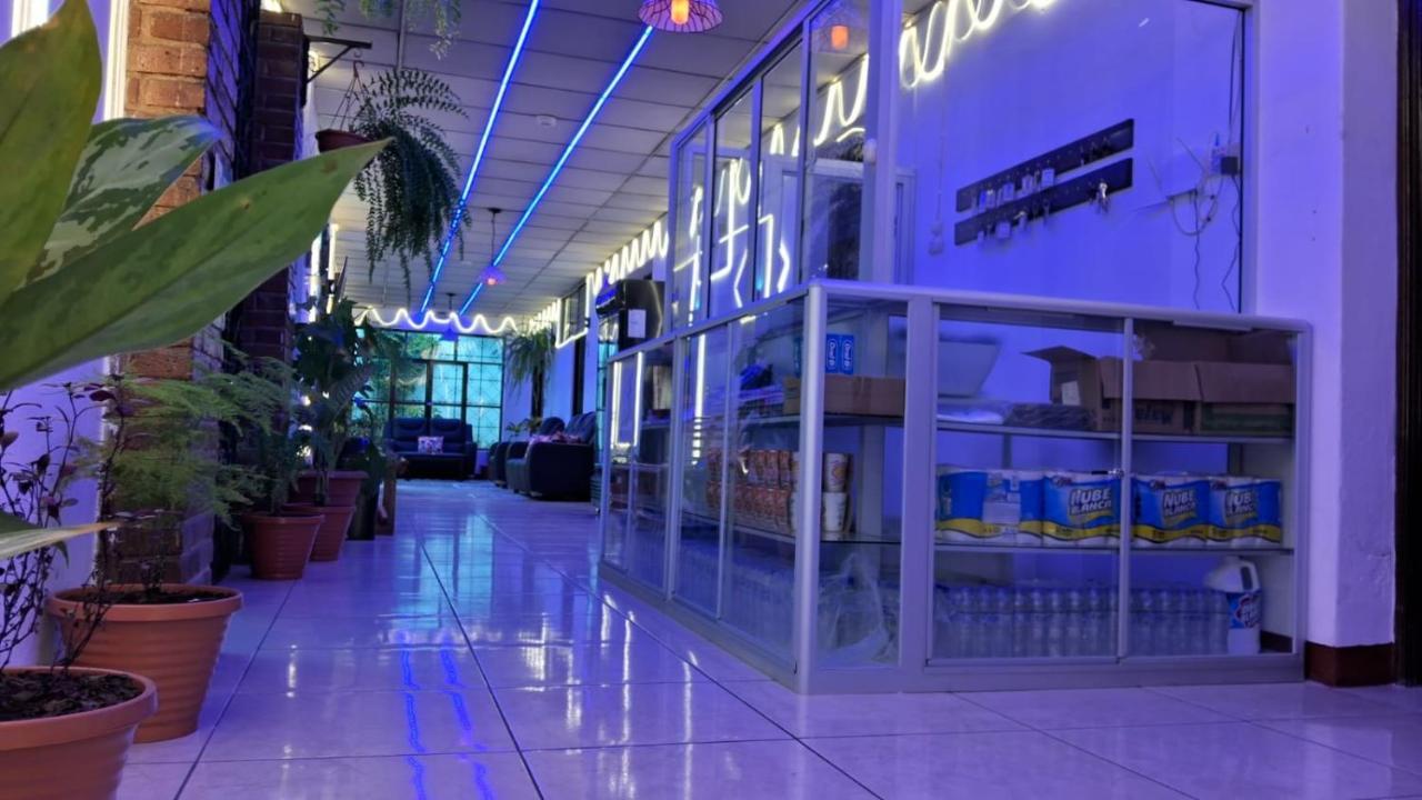 Hotel Kamelot Parque Central Quetzaltenango Exterior foto
