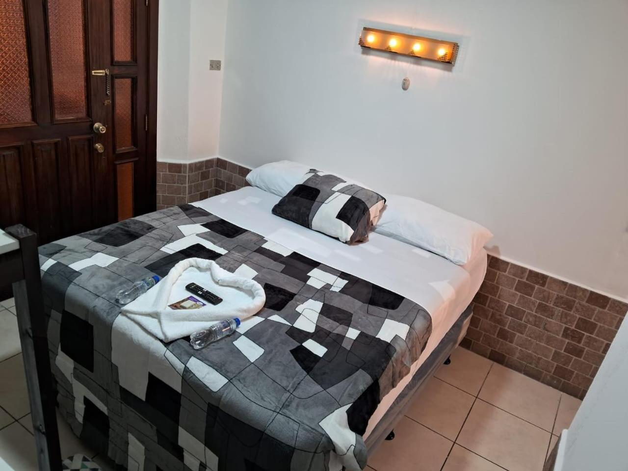 Hotel Kamelot Parque Central Quetzaltenango Exterior foto