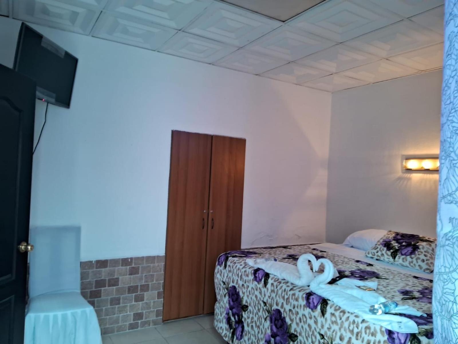 Hotel Kamelot Parque Central Quetzaltenango Exterior foto